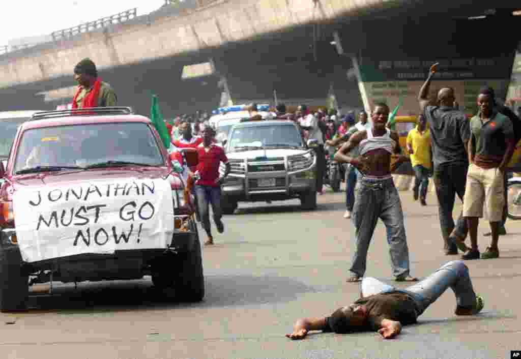 Youths protest on the streets against the removal of a fuel subsidy by the government, in Lagos, Nigeria, Jan. 12, 2012. (AP)