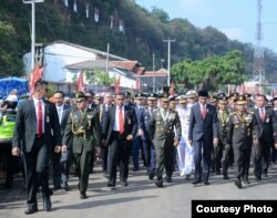 Presiden Joko Widodo berjalan kaki menuju lokasi upacara hari ulang tahun (HUT) Tentara Nasional Indonesia (TNI) ke-72 di Dermaga Indah Kiat Cilegon, Banten, 5 Oktober 2017. (Foto courtesy: Biro Pers Kepresidenan RI).