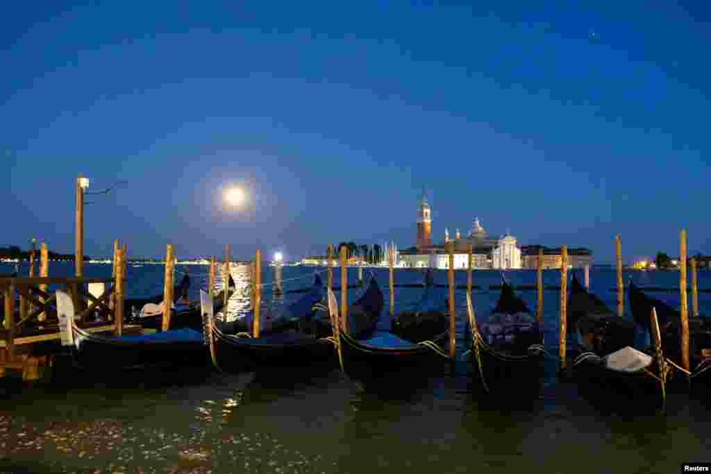 اٹلی کے ساحل پر جُزوی چاند گرہن کا نظارہ ملاحظہ کیجیے۔