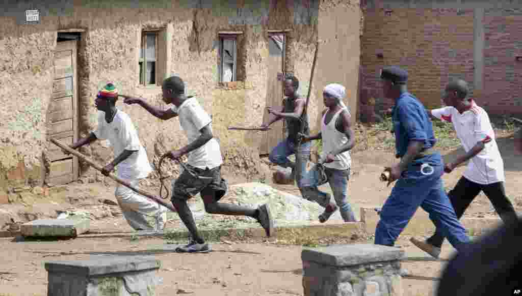 Des membres d&#39;une milice de jeunes pro-gouvernemtale pourchassent, sans entrave de la police, des manifestants opposés à un troisième mandat de Pierre Nkurunziza dans le district de Kinama, Bujumbura, le 25 mai 2015