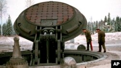 Tư liệu- Các quan chức Quốc phòng Nga đang nhìn xuống một hầm phóng tên lửa xuyên lục địa Topol-M, Nga. 