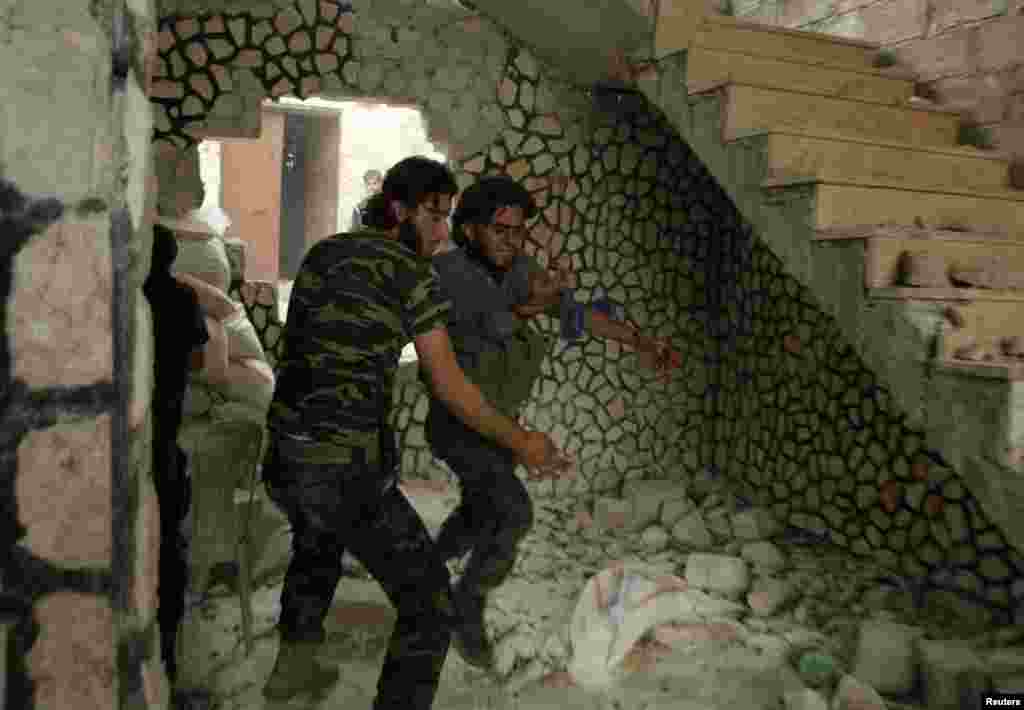Ranjeni borac Slobodne sirijske vojske u naselju al-Amarija u Alepu.