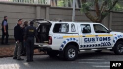 L'unité d'élite de la police, les Hawks, perquisitionnent une propriété des Gupta, à Johannesburg le 16 avril 2018.