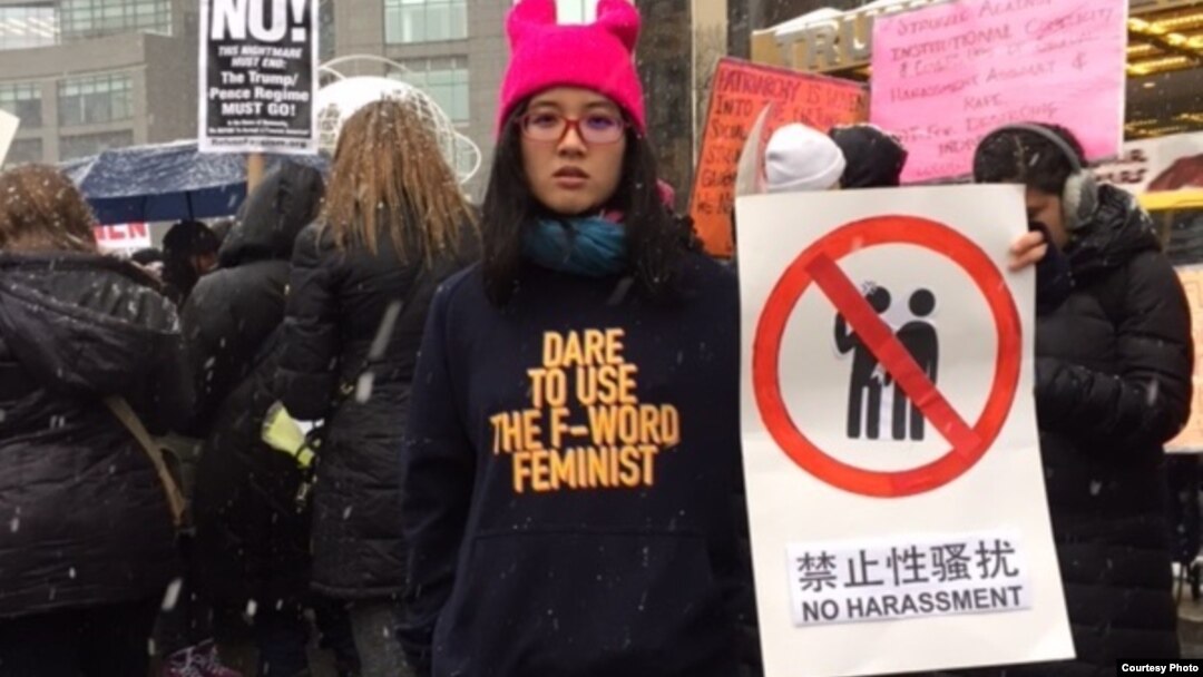 女权五姊妹之一大兔(郑楚然)身著自营的淘宝店女权主义带帽卫衣，倡导反性骚扰。 (郑楚然提供)