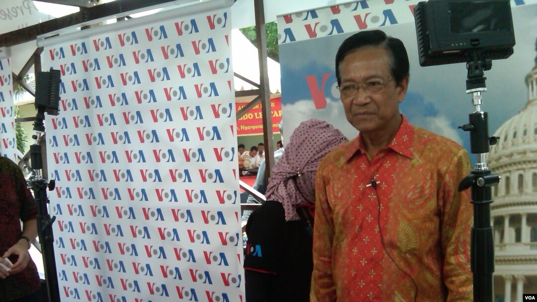 Gubernur Jawa Tengah Sri Sultan Hamengkubuwono X bersiap menjadi presenter VOA Siaran Bahasa Indonesia dalam Festival Media 2013 di Yogyakarta. (VOA/Nurhadi Sucahyo)