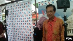 Gubernur Jawa Tengah Sri Sultan Hamengkubuwono X bersiap menjadi presenter VOA Siaran Bahasa Indonesia dalam Festival Media 2013 di Yogyakarta. (VOA/Nurhadi Sucahyo)