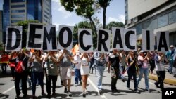 Manifestantes de la oposición protestan en las calles de Venezuela, en esta foto de archivo de agosto de 2017, exigiendo mayor democracia en su nación por parte de las instituciones controladas por el chavismo.