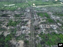 Grad Marinka bio je potpuno neuslovan za život, sa uništenim zgradama i infrastrukturom, još u maju 2023. kada je nastala ova fotografija. (Forto: AP/Libkos)