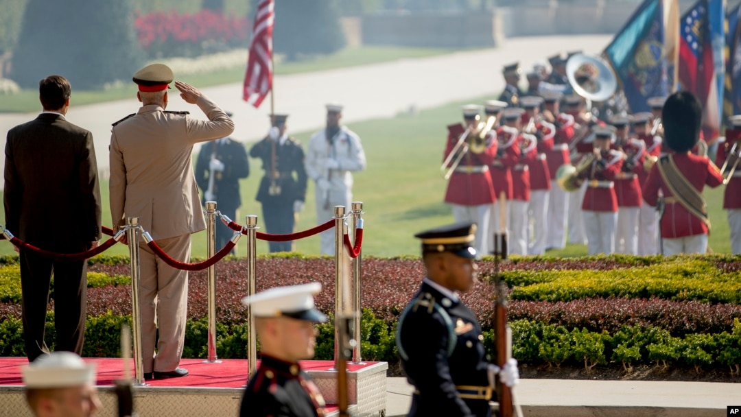 Menhan AS Mark Esper dan Menhan Mesir Jenderal Mohamed Zaki dalam upacara penyambutan di Pentagon, Senin (29/7). 