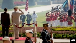 Menhan AS Mark Esper dan Menhan Mesir Jenderal Mohamed Zaki dalam upacara penyambutan di Pentagon, Senin (29/7). 