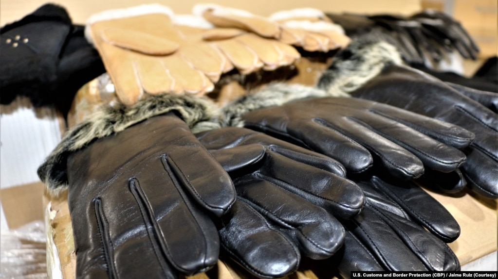资料照片：美国海关和边境保护局宣布在洛杉矶/长滩海港扣押源自新疆涉嫌为强迫劳动产品的一批女式皮手套。(2020年9月15日)