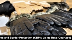资料照片：美国海关和边境保护局宣布在洛杉矶/长滩海港扣押源自新疆涉嫌为强迫劳动产品的一批女式皮手套。(2020年9月15日)