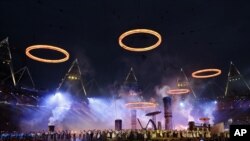 Senbòl Je Olenpik yo toulimen pandan seremoni ouvèti je ete yo nan vil Lond, 27 jiyè 2012
