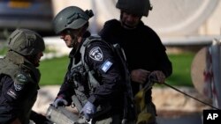 پلیس اسرائیل در حال جابجایی بقایای راکت شلیک شده از لبنان. پنجشنبه، ۶ آوریل ۲۰۲۳