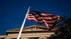 미 법무부 청사 앞에서 성조기가 펄럭이고 있다.