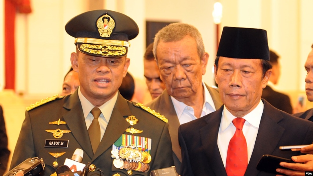 Jenderal Gatot Nurmantyo (kiri) dan Sutiyoso yang baru diangkat sebagai Panglima TNI dan Kepala BIN di Istana Negara (8/7). (VOA/Andylala Waluyo)