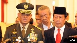 Jenderal Gatot Nurmantyo (kiri) dan Sutiyoso yang baru diangkat sebagai Panglima TNI dan Kepala BIN di Istana Negara (8/7). (VOA/Andylala Waluyo)