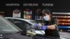 Detailer mobil asal Iran Maryam Roohani memoles mobil di bengkel detailing di Teheran, Iran, 18 April 2021. (Foto: AP)