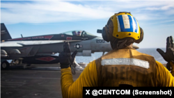 جنگده اف-۱۸ آمریکایی آماده پرواز از روی عرشه ناو هواپیمابر آبراهام لینکلن