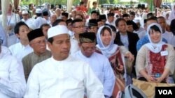 Beberapa warga Jepang (kanan) dari 'Komunitas Jepang Peduli Bencana' ikut menghadiri peringatan 7 tahun bencana tsunami di Banda Aceh (26/12).