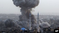 Dim posle izraelskih vazdušnih napada na grad Gazu