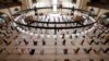 Umat ​​Muslim menjaga jarak sosial saat salat Tarawih di Masjid Agung Fateh di Manama, Bahrain, 23 April 2021. (REUTERS / Hamad I Mohammed)