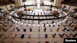 Umat ​​Muslim menjaga jarak sosial saat salat Tarawih di Masjid Agung Fateh di Manama, Bahrain, 23 April 2021. (REUTERS / Hamad I Mohammed)