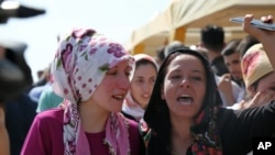 بستگان کشته شدگان در بمب گذاری اخیر در یک عروسی در ترکیه