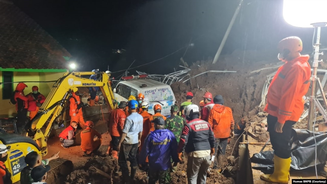Tim gabungan TNI-Polri dan BPBD Sumedang serta warga melakukan pencarian korban di lokasi tanah longsor di Desa Cihanjuang, Kecamatan Cimanggung, Kabupaten Sumedang, Jawa Barat, Sabtu, 9 Januari 2021. (Foto: Humas BNPB)