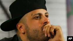 El reggeatonero Nicky Jam durante una conferencia de prensa en Ciudad de México para promover su álbum "Fénix". Foto AP.