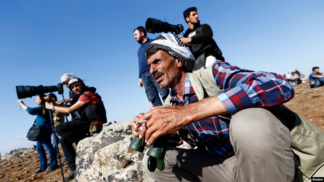 Người Kurd ở Thổ Nhĩ Kỳ quan sát thị trấn Kobani từ 1 ngọn đồi gần biên giới Mursitpinar, ở Suruc, 24/10/2014.