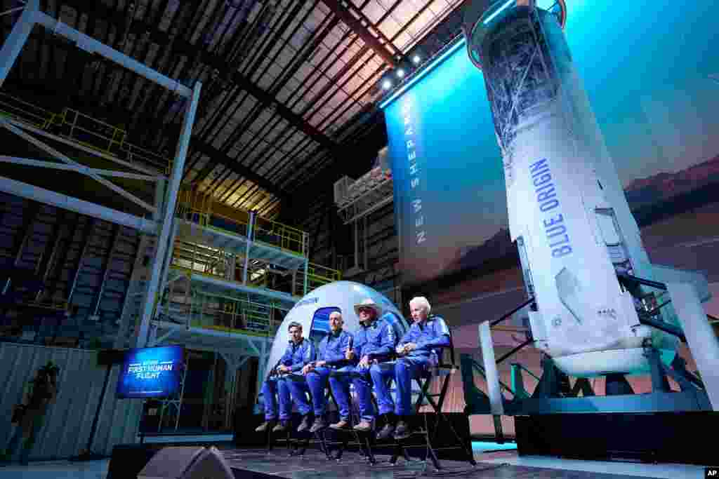 미국의 온라인 전자거래 서비스 아마존의 창업자인 제프 베조스가 3명의 탑승객과 함께 자신이 보유한 블루 오리진의 무인 우주선 &#39;뉴 셰퍼드&#39;를 타고 8분간 우주 비행을 한뒤 지상에 착륙해 텍사스 반 혼에서 비행 체험을 설명하고 있다. 