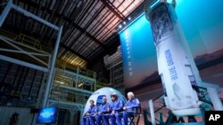 De gauche à droite: Oliver Daemen, Mark Bezos, Jeff Bezos, fondateur d'Amazon et de la société de tourisme spatial Blue Origin, et Wally Funk, décrivent l'expérience après leur lancement depuis le port spatial près de Van Horn, au Texas, mardi 20 juillet 2021. 