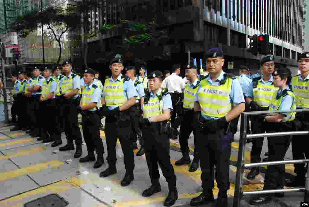 警方到7月2日早上9時左右才開放遮打道，期間數條巴士路線需要改道