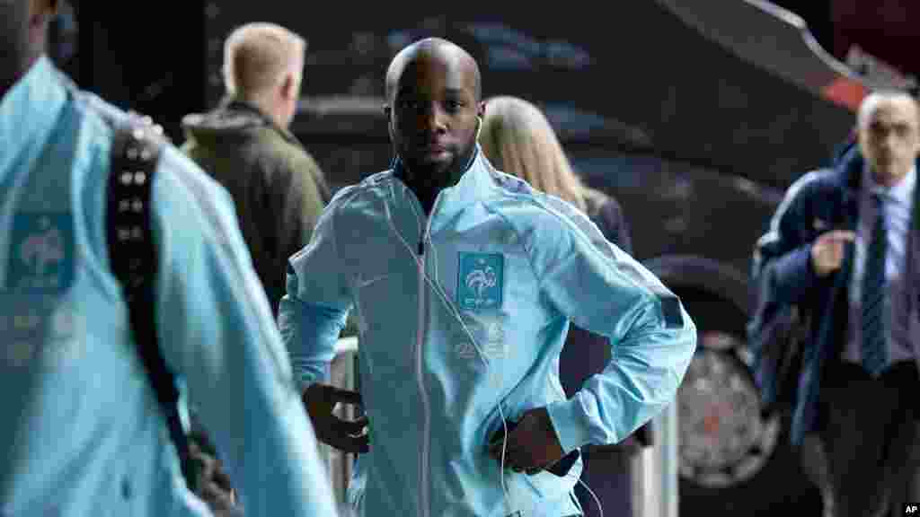 Lassana Diarra, joueur de l&#39;équipe nationale française de football, dont le cousin a été tué dans les attentats de Paris, arrive avec ses coéquipiers dans un hôtel à Londres, 16 novembre 2015