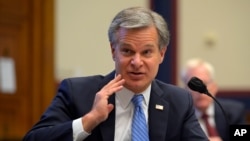 លោក Christopher Wray នាយក​ការិយាល័យ​ស៊ើប​អង្កេត​សហព័ន្ធ​ FBI ​​ផ្ដល់​សក្ខីកម្ម​នៅ​មុខ​​គណៈកម្មាធិការ​សន្តិសុខ​មាតុភូមិ​របស់​សភា​តំណាង​រាស្ត្រ​ កាល​ពី​ថ្ងៃ​ទី​១៧ កញ្ញា ២០២០។