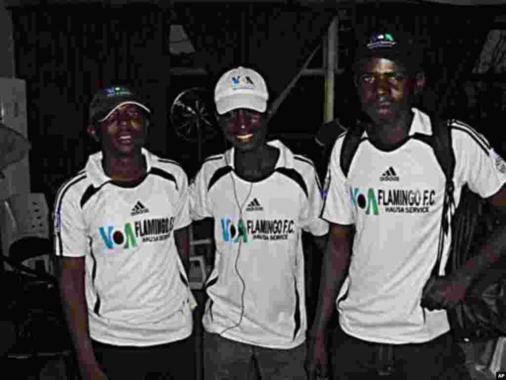 Wasu daga cikin jami'an kungiyar kwallon kafa ta VOA Hausa Flamingo FC Bauchi (hagu zuwa dama) Sakatare Sani Ahmed Tahirm Coach Yahaya Killer da kuma Technical Adviser Bala Dahiru Bronco