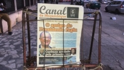 A copy of the Aug. 26 edition of Canal de Moçambique, a weekly paper whose offices were firebombed on Sunday, is held up in the Mozambique capital, Maputo. (Alfredo Júnior/VOA)