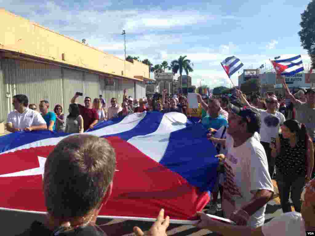 Algarabía compartida en una manifestación espontánea en &quot;La pequeña Habana&quot; en Miami por muerte de Fidel Castro. [Foto: José Pernalete, VOA].