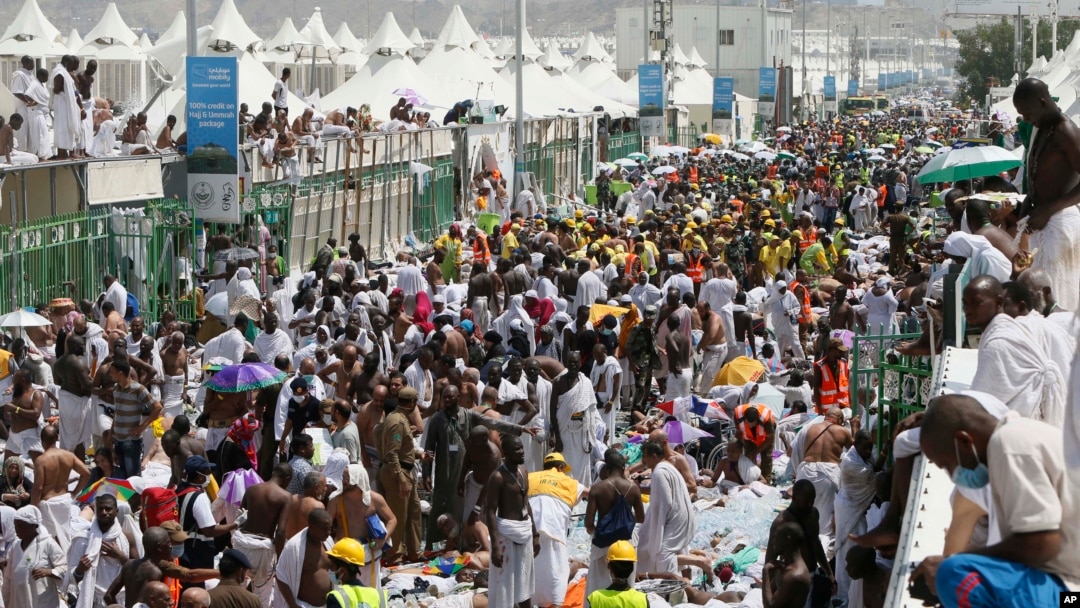 Para jemaah haji dan para petugas medis di lokasi tragedi "desak-desakan" di Mina, Arab Saudi 24 September lalu (foto: dok).