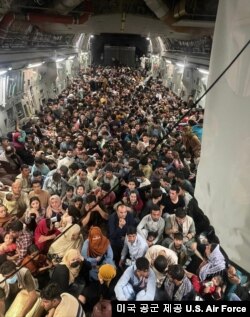 지난 15일 아프가니스탄 카불 공항에서 이륙한 미군 C-17 수송기에 탑승한 640여 명의 아프간 주민들