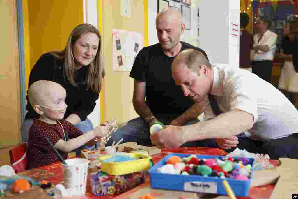 دیدار شاهزاده ویلیام از کودکان بیمار در بیمارستانی در لندن.