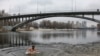 Un hombre se da un chapuzón en las gélidas aguas del río Dnipro durante la celebración de la Epifanía, en medio del ataque de Rusia a Ucrania, en Kiev, Ucrania, el 6 de enero de 2025. REUTERS/Valentyn Ogirenko