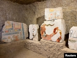 Artefak dipajang di dalam makam Djehuti-Mes, dekat Kuil Lembah Ratu Hatshepsut di Luxor. (Foto: Reuters)