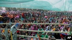 Para pendukung partai Kongres Trinamool hadir dalam pawai akbar dimana pemimpin partai dan Menteri Utama negara bagian Bengal Barat, Mamata Banerjee, di Anchana, Mathurapur, sekita 60 kilometer selatan Kolkata, India, 16 Mei 2019 (foto: AP Photo/Bikas Das)