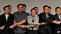 นางสาวแพทองธาร ชินวัตร (กลาง) จับมือกับแกนนำพรรคร่วมรัฐบาล ในการแถลงข่าววันที่ 15 สิงหาคม 2567 (ที่มา: AP)