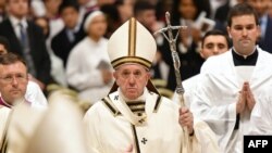 Le pape François, lors de la messe de Noël dans la basilique Saint-Pierre pour marquer la nativité de Jésus-Christ le 24 décembre 2019, au Vatican. (Photo d'Alberto PIZZOLI / AFP)