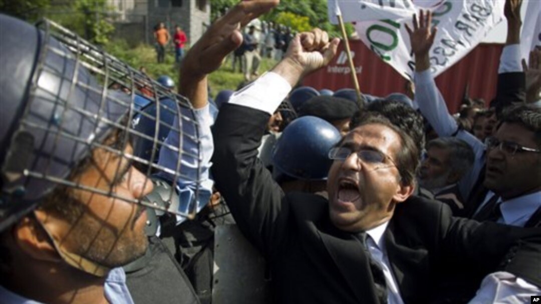 Các luật sư biểu tình ở Islamabad, Paksitan, hô khẩu hiệu bài Mỹ, ngày 28/9/2012.