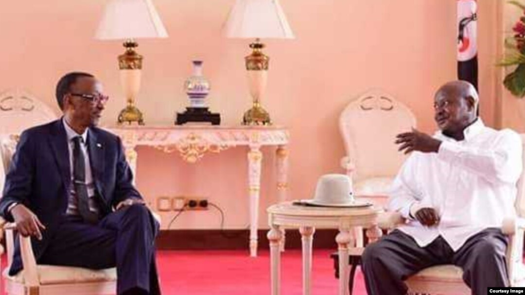 Rais Paul Kagame (kushoto) and Rais Yoweri Museveni