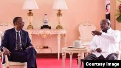 Rais Paul Kagame (kushoto) and Rais Yoweri Museveni